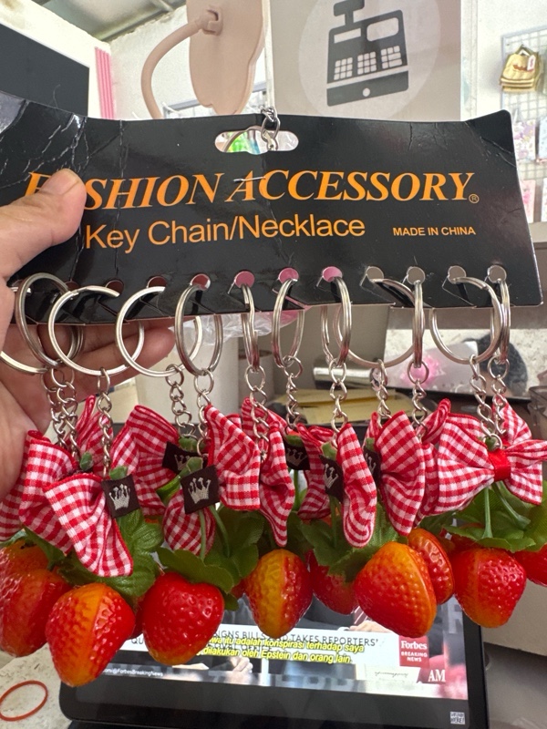 Gantungan Pita Strawberry